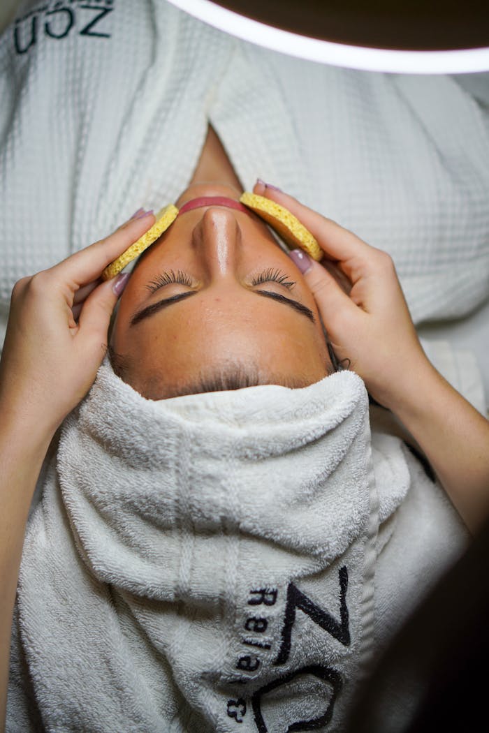 gallery-2 Relaxing spa treatment with facial and sponge massage in a serene environment.